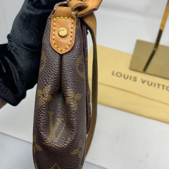 LOUIS VUITTON Monogram Favorite MM Crossbody Bag - Picture 13 of 16